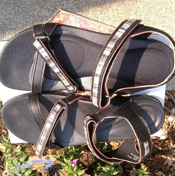 Aetrex - Picture 3 of 5